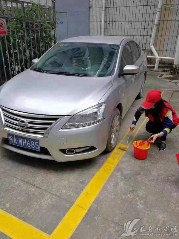 志愿者劃停車線_看圖王.jpg