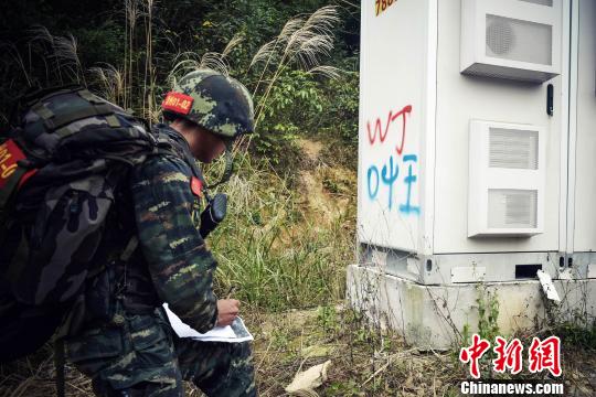 武警福建總隊特戰(zhàn)隊員開展按圖行進叢林“覓寶”訓練