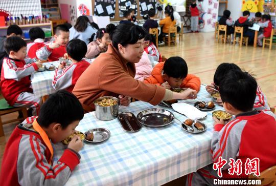 福建落實校園新規(guī)　園長校長“陪餐”