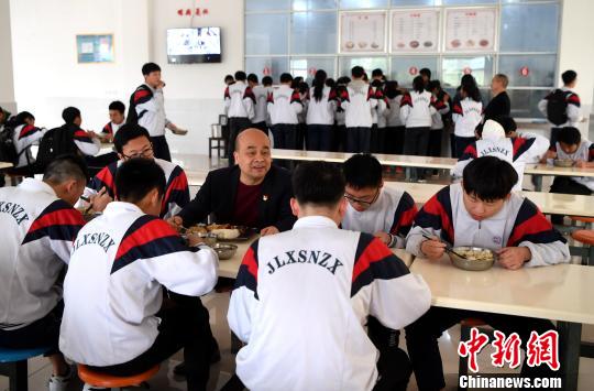 福建落實校園新規(guī)　園長校長“陪餐”