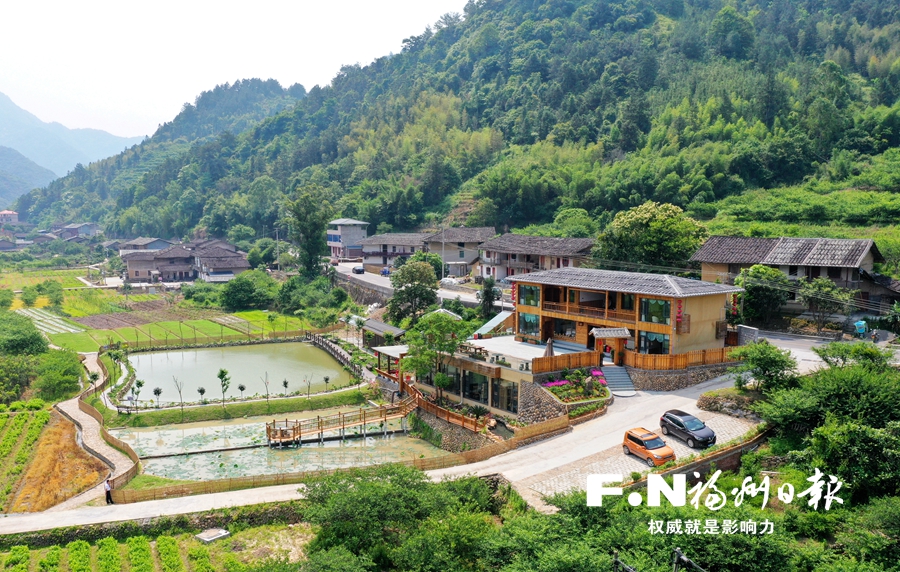 昔日污水嘩嘩嘩 今朝清水繞人家