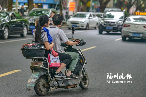 騎車看手機(jī)載著大人還“套娃”　電動車違法載人頻現(xiàn)